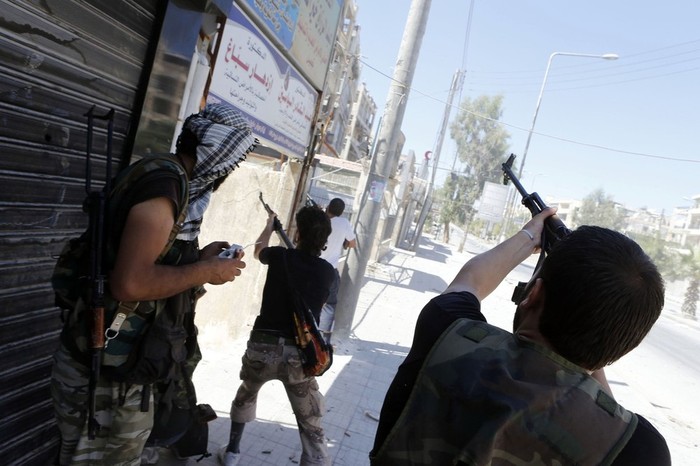 Lực lượng nổi dậy phát hiện thấy các tay súng bắn tỉa của quân chính phủ khi giao tranh với quân đội của nhà nước tại Seif El Dawla, trung tâm thành phố Aleppo, Syria ngày 22/8/2012